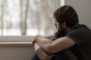 hombre-mirando-por-la-ventana